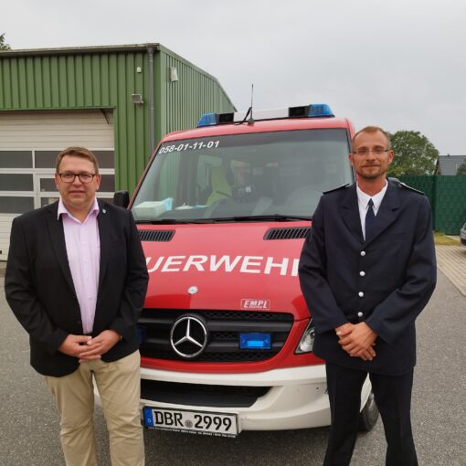 Foto v.r. Löschzugführer Steffen Kriebel und Bürgermeister Thomas Gutteck