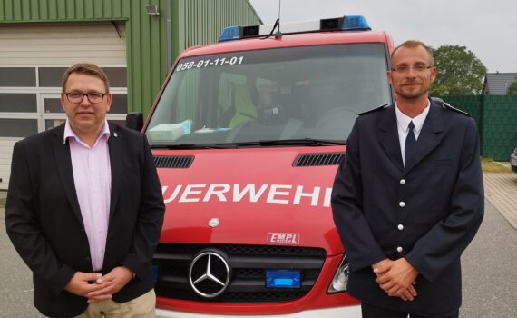 Foto v.r. Löschzugführer Steffen Kriebel und Bürgermeister Thomas Gutteck