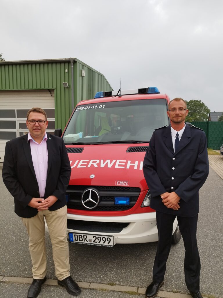 Foto v.r. Löschzugführer Steffen Kriebel und Bürgermeister Thomas Gutteck