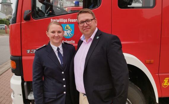 Jugendwartin Stefanie Schümann und Bürgermeister Thomas Gutteck