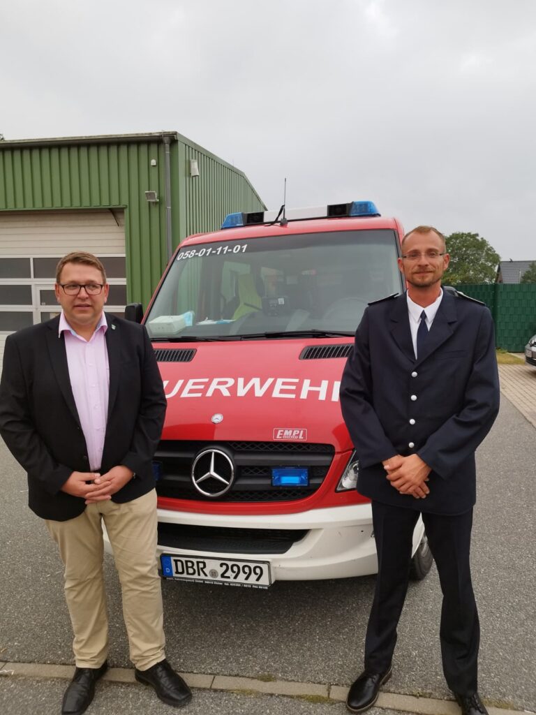 Foto v.r. Löschzugführer Steffen Kriebel und Bürgermeister Thomas Gutteck